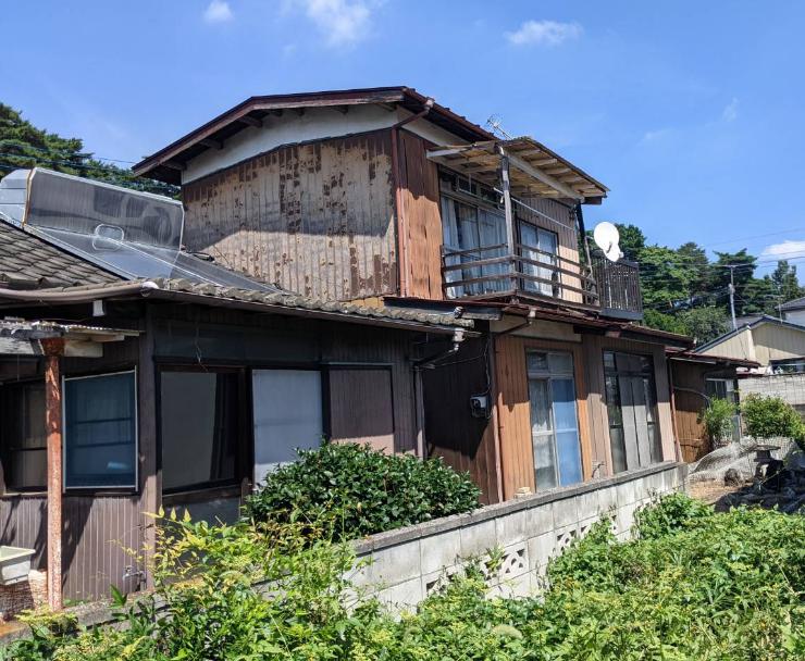 二階建ての連棟長屋の画像