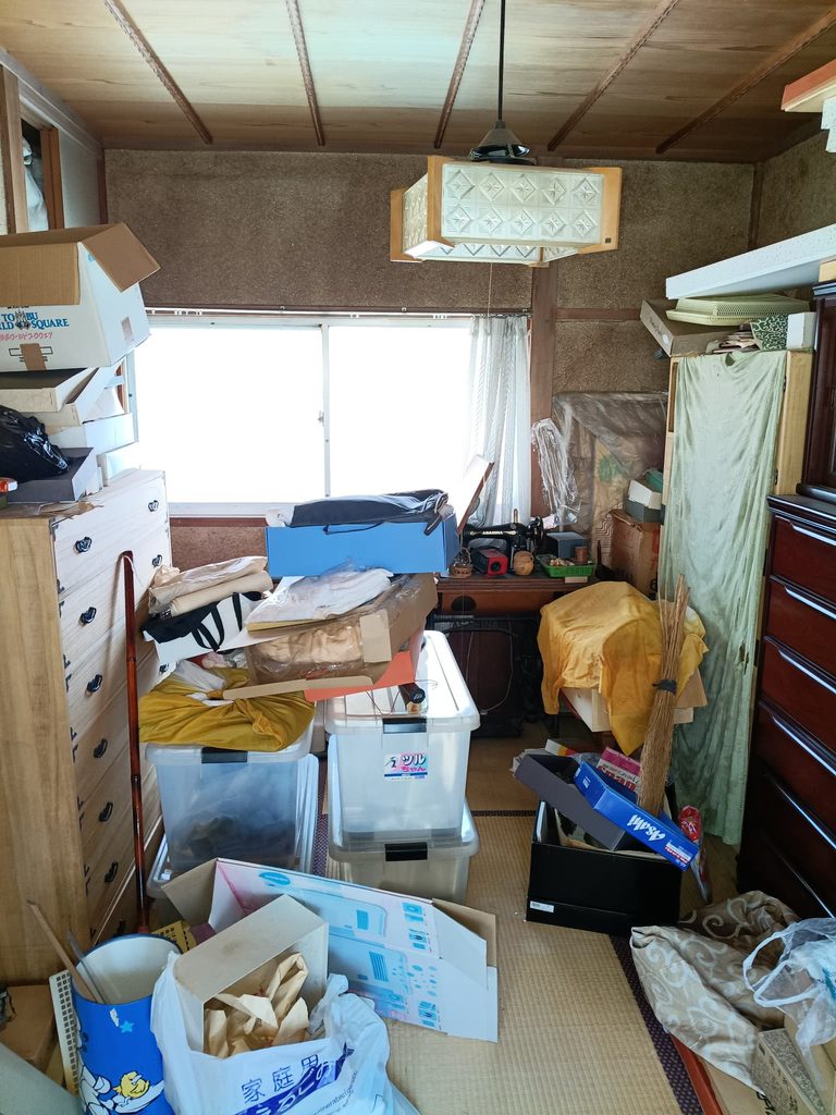 大手町の空き家残置物01